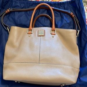 COPY - Dooney and Bourke Use Like new bag color is khaki